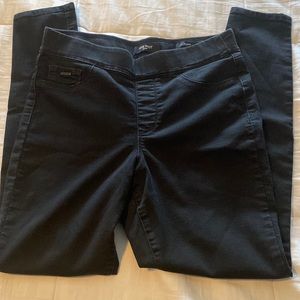 Black Nine West jeans. Pull on skinny jeans size 10. 3 pockets. Slightly used